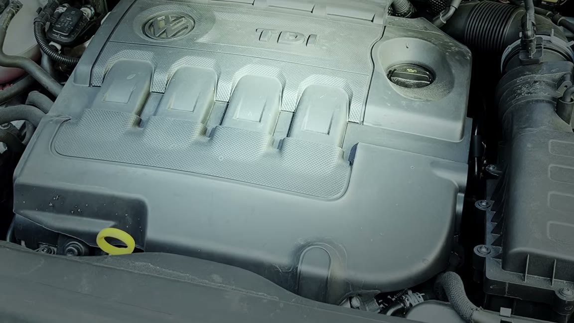 Ein CarAudit-Techniker bei der Prüfung eines Gebrauchtwagens